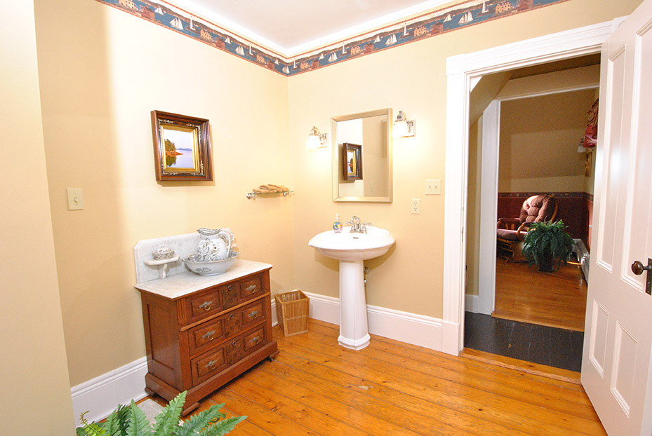 curtis-suite-bathroom